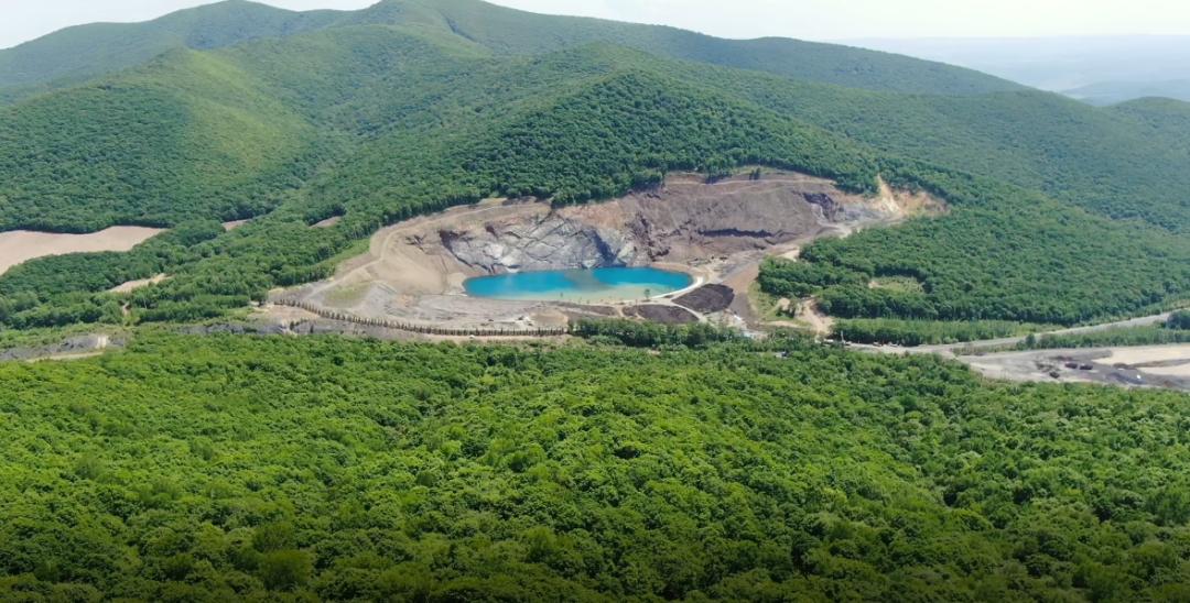 宝清县：点石成金！废弃矿坑变身梦幻“翡翠湖”