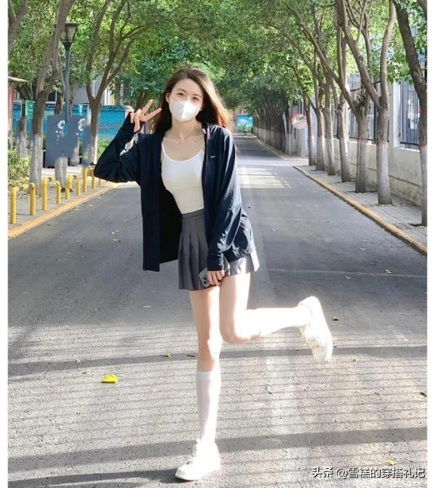 蓝色防晒衫搭配蓝色牛仔短裙,牛仔半身短裙蓝色防晒衫