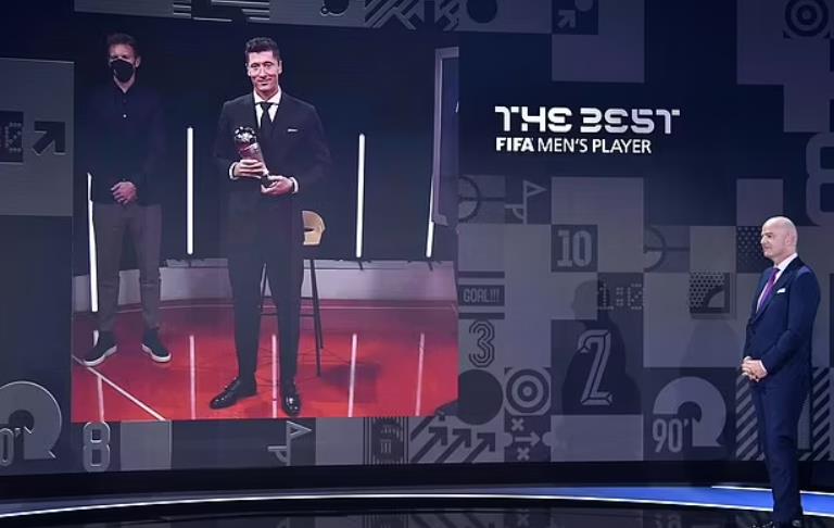 莱万看梅西领奖的图片,梅西获奖感言谈莱万