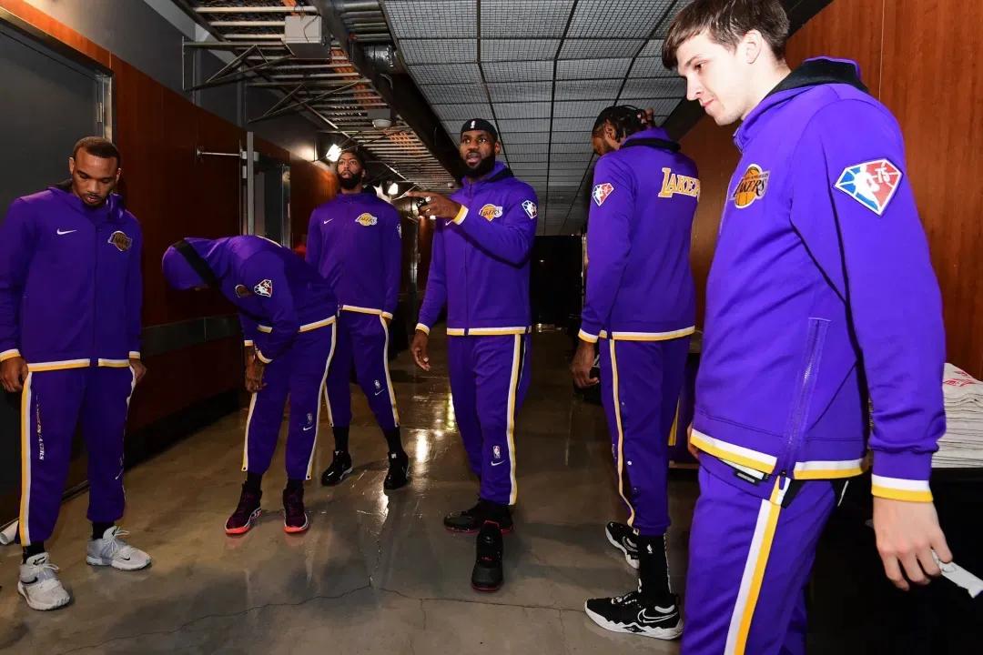 译文-里夫斯说：“要努力，要清醒，要忠于自己。”