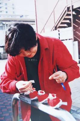 害怕小鸟受凉，有人悄悄为它们织了22年的毛衣