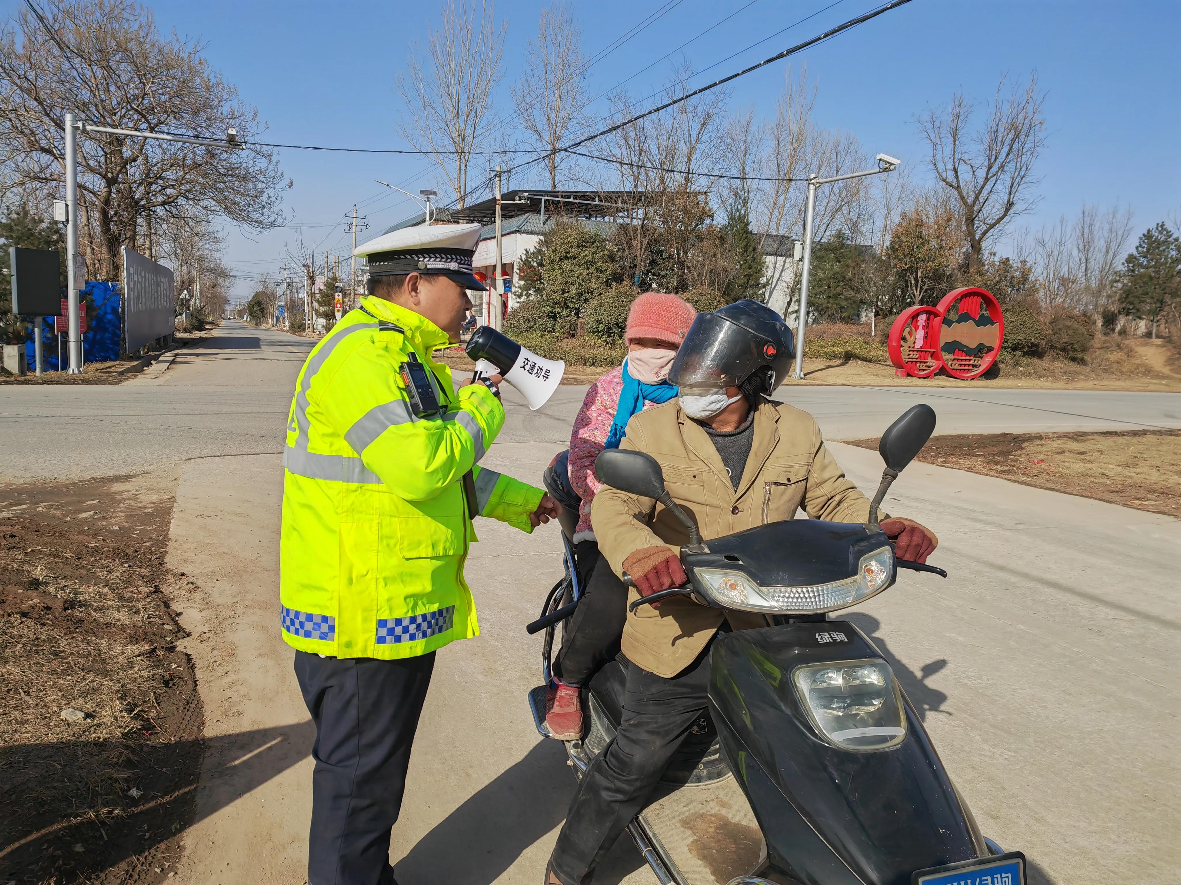 公安春节不打烊民警在岗保平安,县交警圆满完成春节安保任务