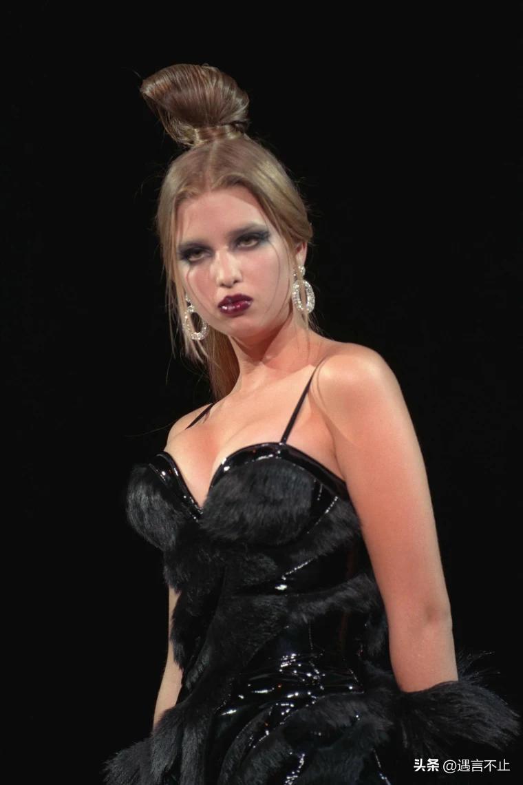 四岁用中文唱儿歌的女孩长大了，为她我希望川普再当选