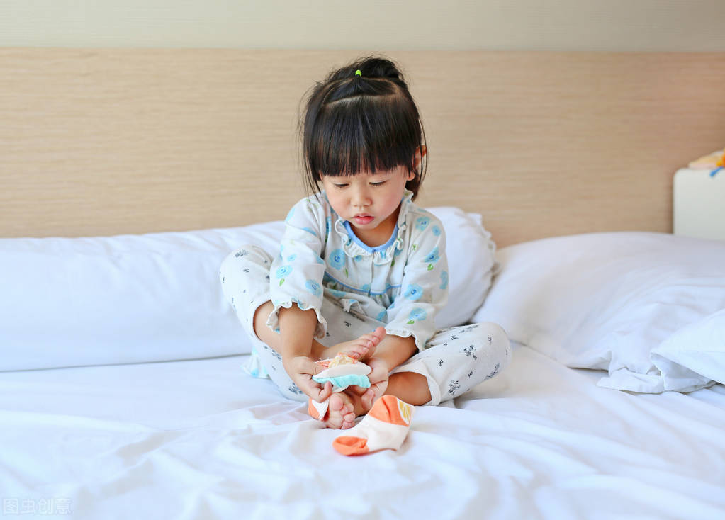 老话说寒从脚起,寒从脚起婴儿光脚