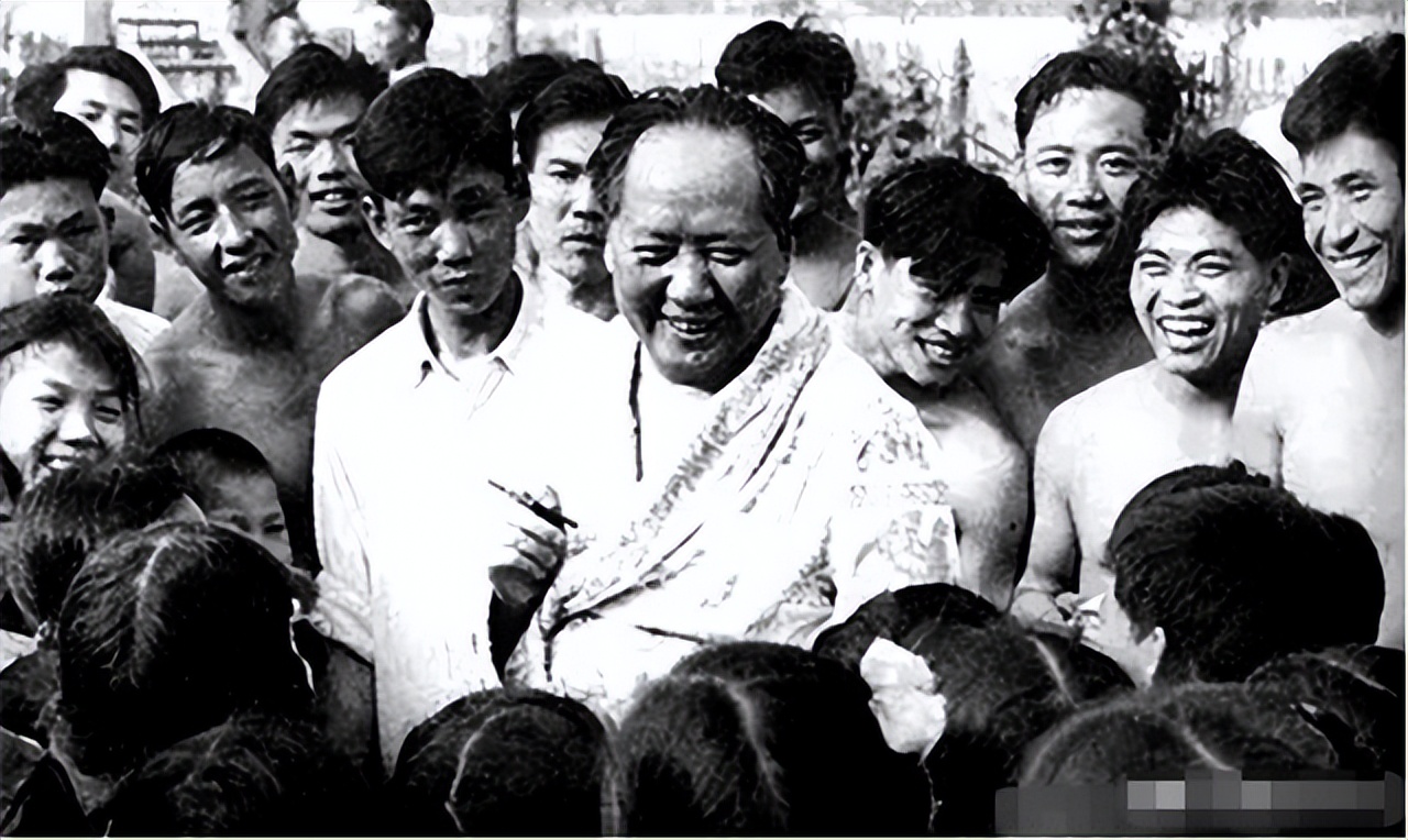 毛主席多次“戴口罩”外出，被认出后毫不避讳，与群众鱼水情深