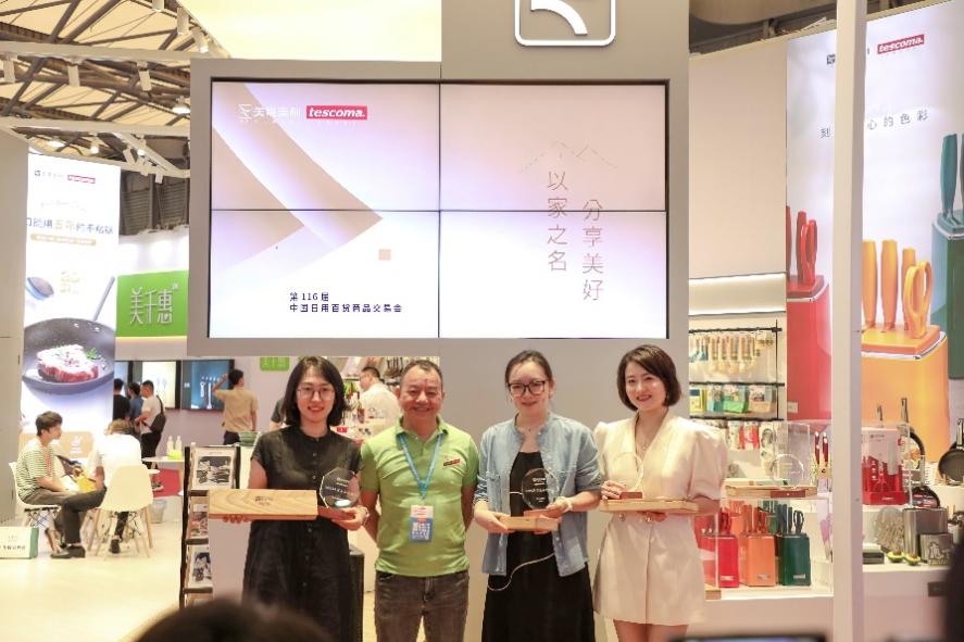 灞曚細棣栨棩鐩涘喌鐩村嚮,灞曚細鐩涘喌鐩村嚮