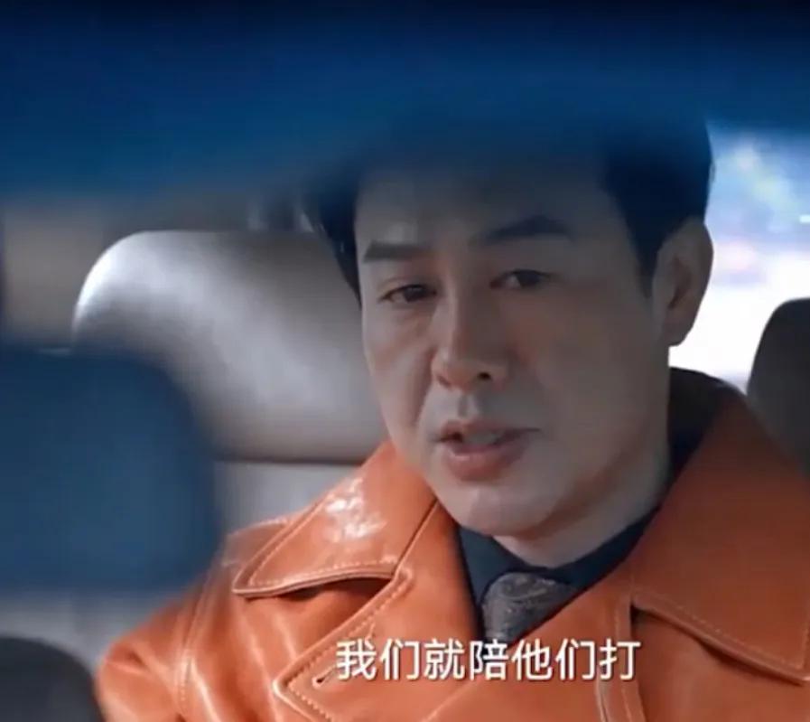 网友横店夜市偶遇张颂文,张颂文逛夜市被粉丝围堵