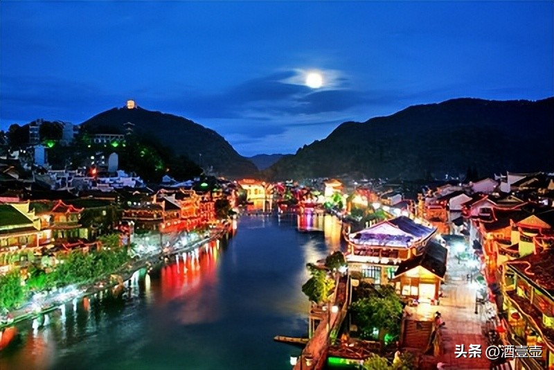 湖南凤凰古城沱江夜景诱人,湖南凤凰在水一方江景客栈
