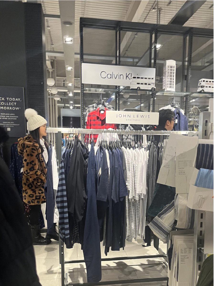 13岁王诗龄国外商场购物,13岁王诗龄英国街头开跑车