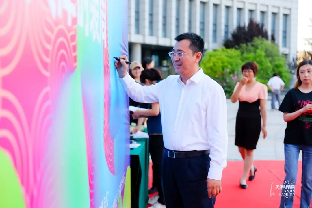 皮尔卡丹把时尚带入中国,皮尔卡丹中国服装展