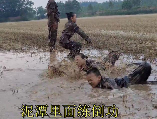 江苏80后爸爸带三个孩子练武术,父亲带三个孩子练武术基本功