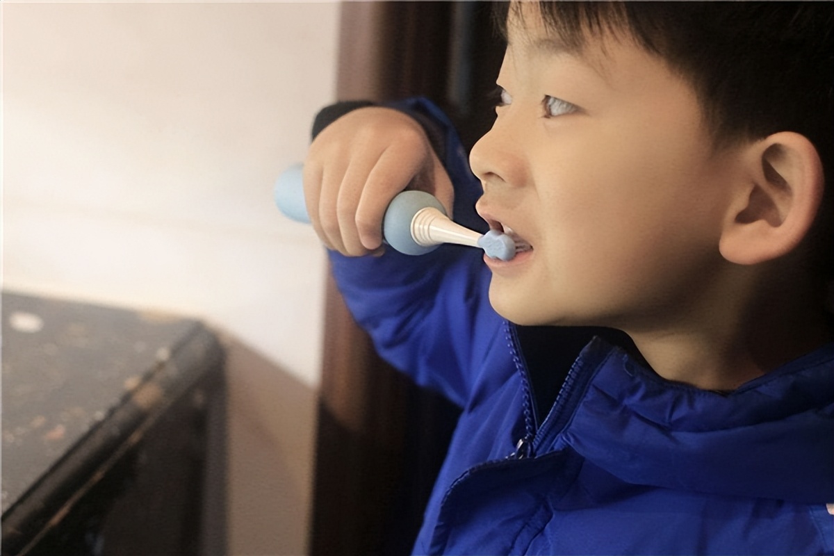 电动牙刷刷牙还是手动刷牙比较好,小孩子用电动牙刷还是手动牙刷