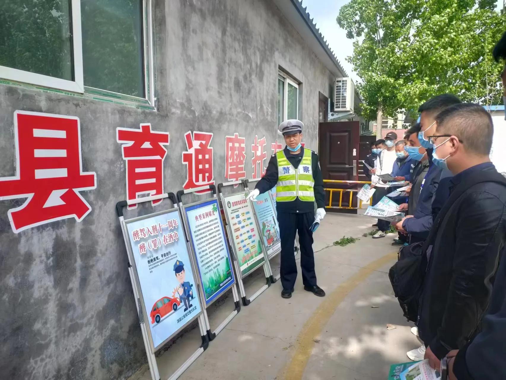 交警开展酒驾入刑十周年宣传活动,严厉打击醉驾违法