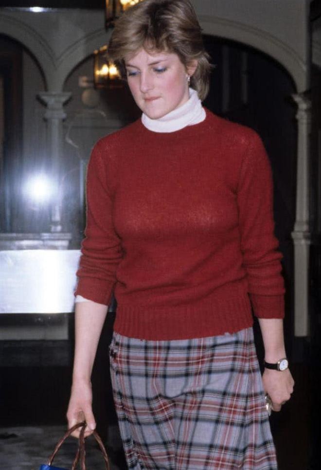 戴安娜初中毕业,戴安娜是高中生吗