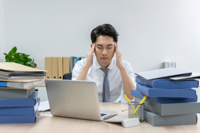 安徽一公司员工全勤，上台举68元奖牌，还发表获奖感言，尴尬吗？