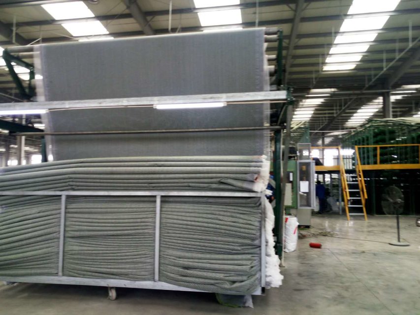 人造草坪足球场材料生产源头厂家,足球场人造草生产厂家