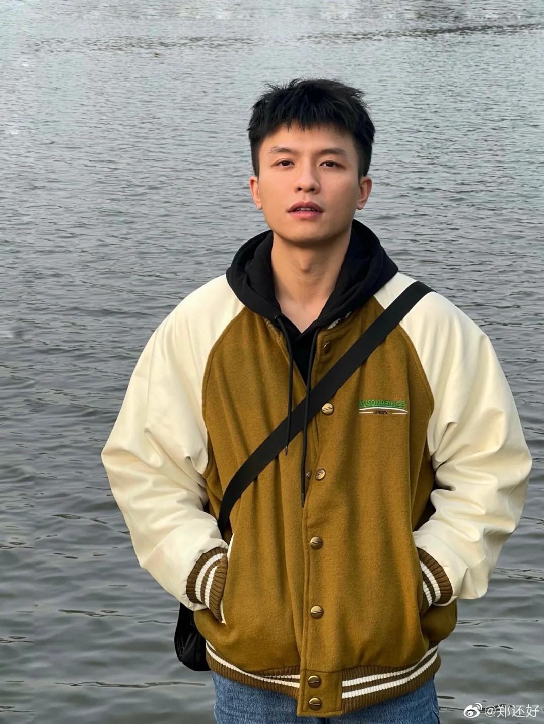 川影播本的他，“油而不腻”，让人“嘴笑裂了，鱼尾纹明显了”