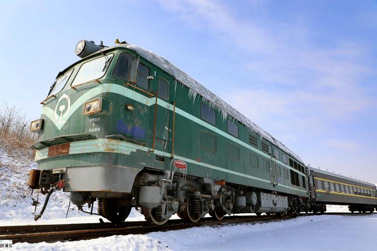 火车上的粪便是直接放到铁轨上吗,为什么火车上的粪便被排到铁轨上