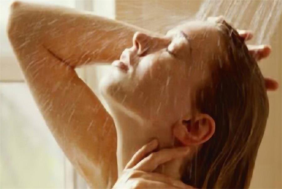 夏季洗澡是常事,为健康着想,这些事洗澡时尽量不要做