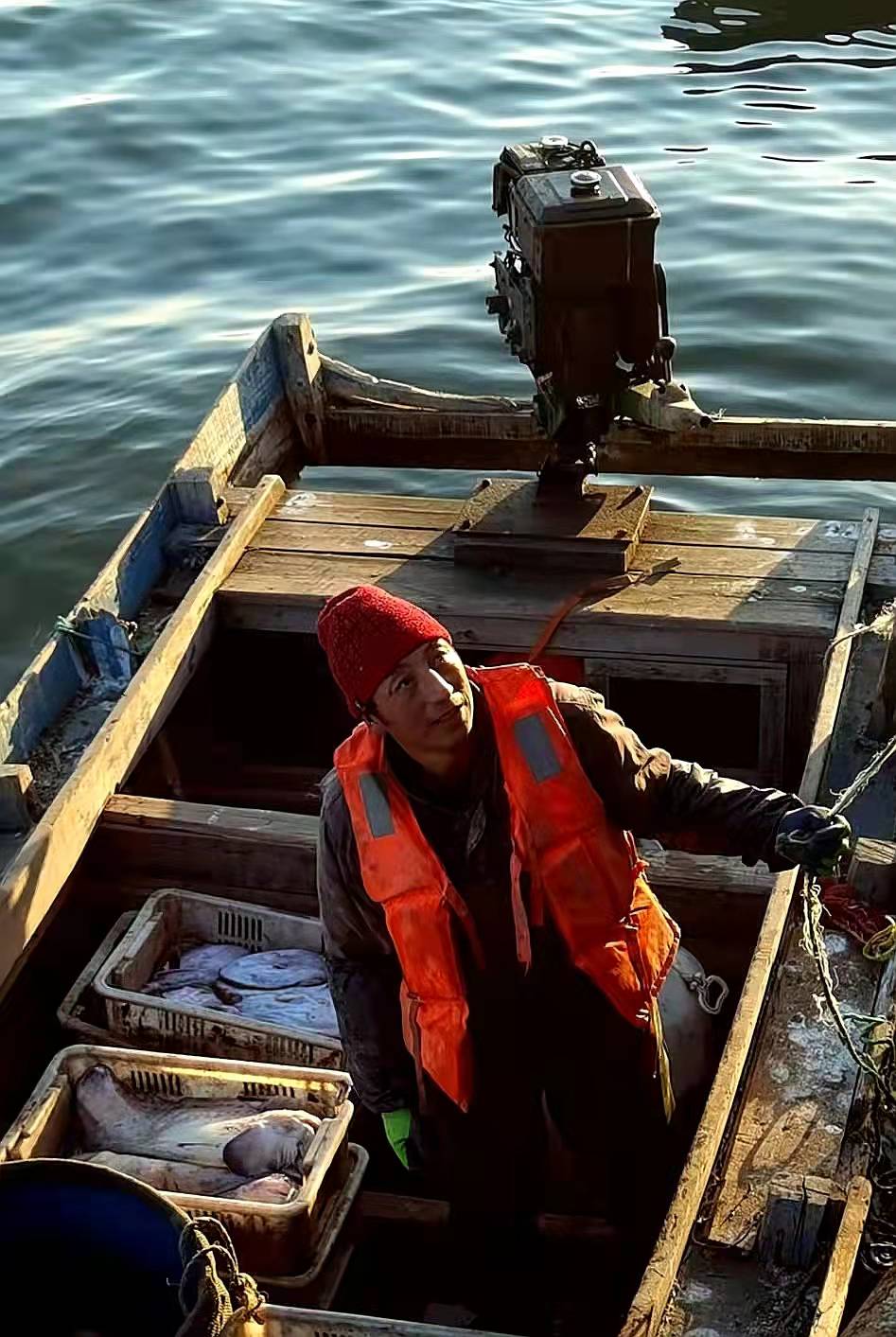 陶俊峰“美拍”威海老家海鲜“供年货”哈——《环翠楼下鱼市忙》