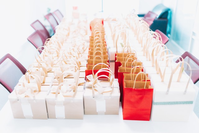 亲戚送了山寨品礼物,老婆很生气,亲戚间的算计!