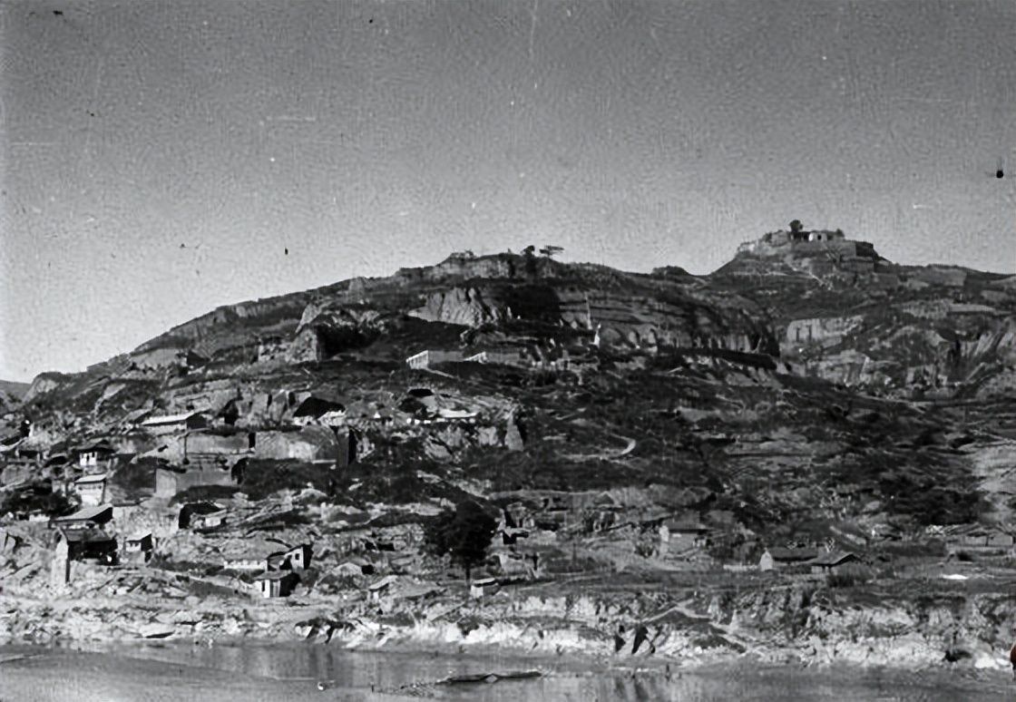 1944年张思德意外去世后，古远兴建议就地掩埋，毛*东泽**大怒：你敢