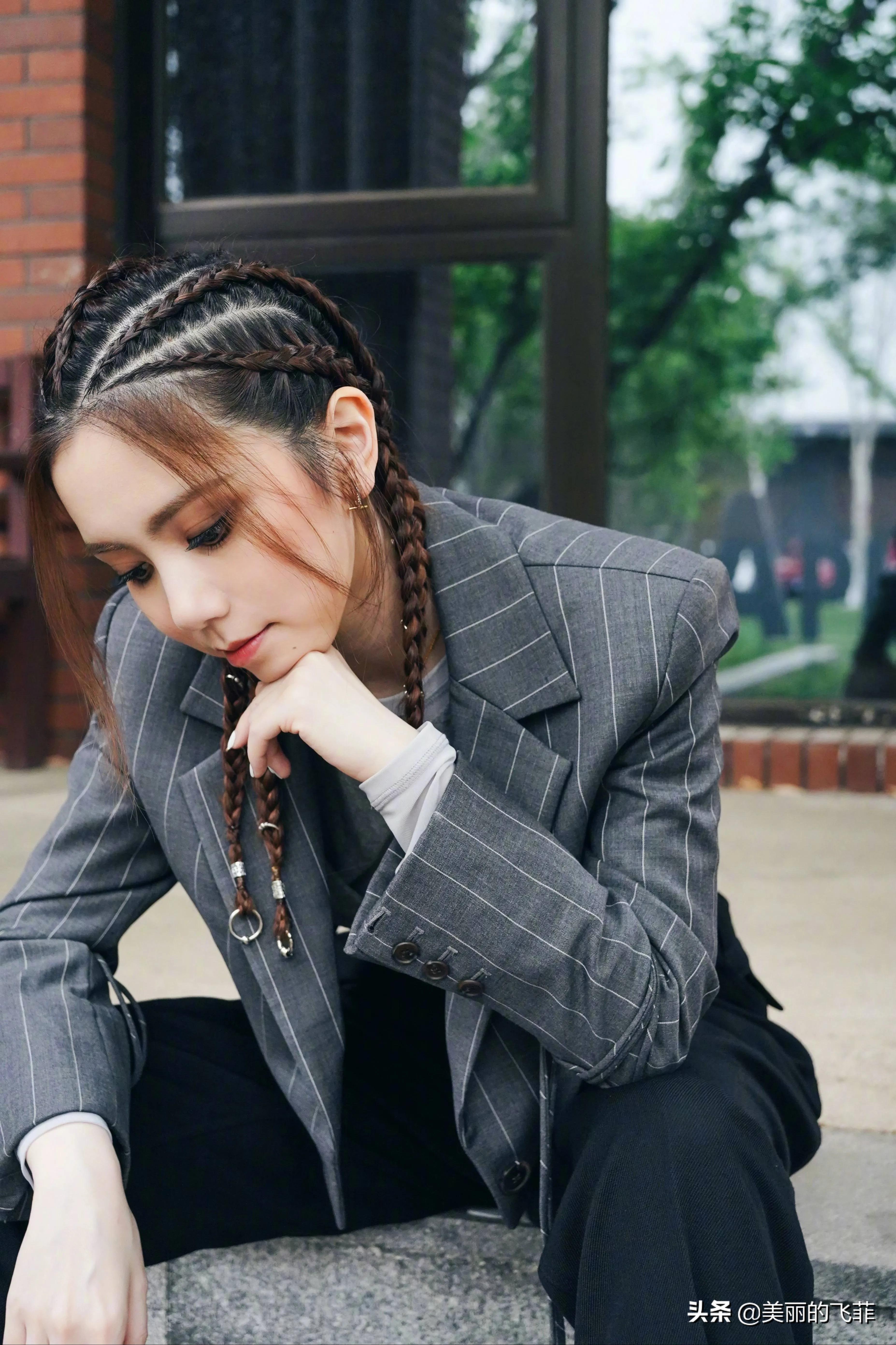 邓紫棋穿皮裤唱歌,邓紫棋穿裙子戴帽子唱歌