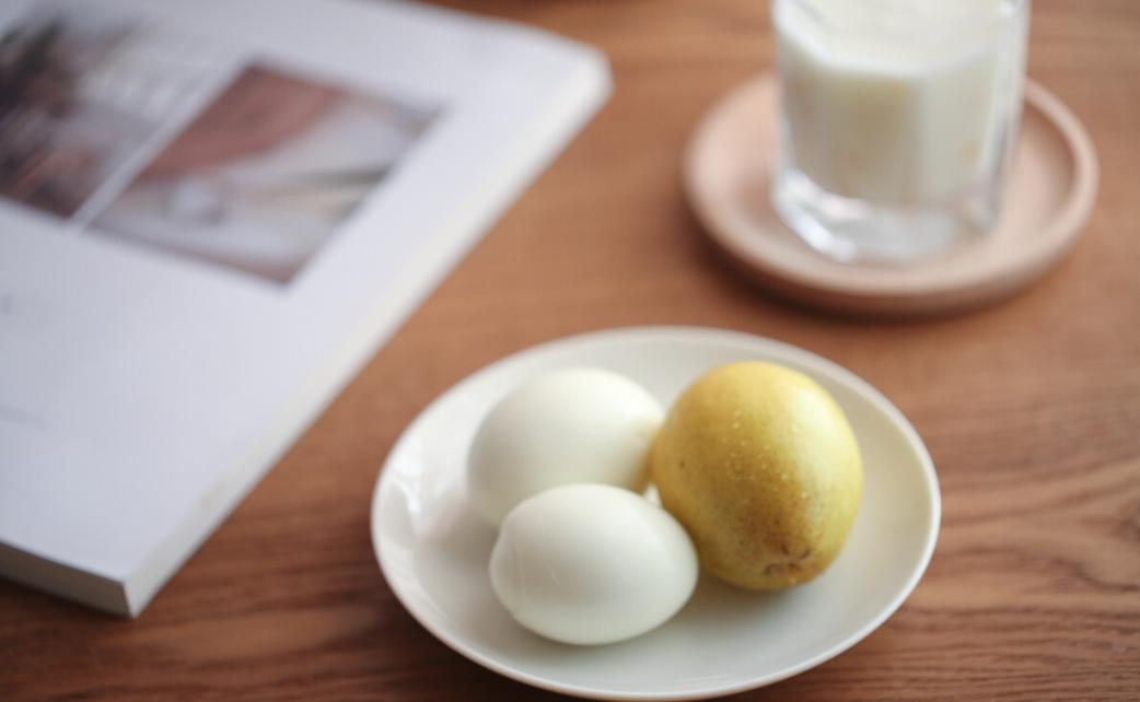 如果一个人连续30天只吃2顿饭,如果一个人一天只吃三个鸡蛋