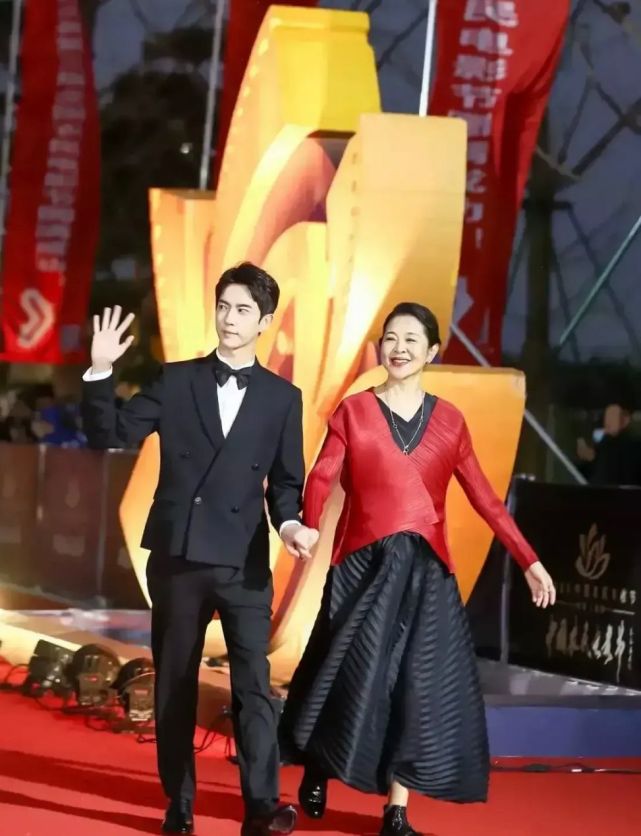 倪萍黑裙,62岁倪萍现身飒气扬雄十足