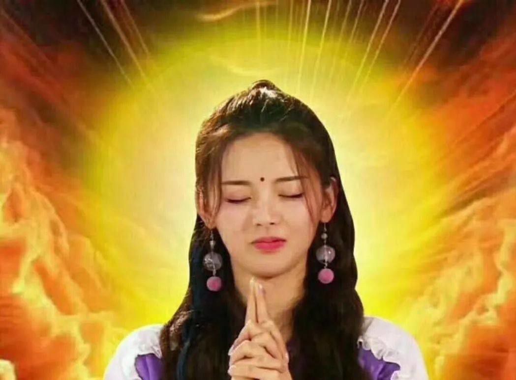 最有钱女明星刘亦菲,刘亦菲秀名贵翡翠大耳环