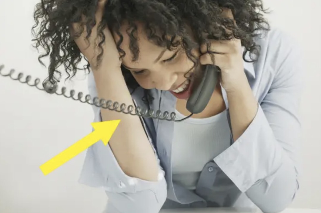 牛皮纸包书、电视不灵就猛拍，这些“中年人绝活”，你会几个？