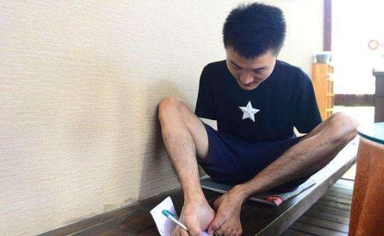 6岁小男孩失去双臂用脚写字,6岁失去双腿19岁单手爬进终点