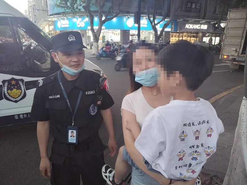 好险！5岁萌娃独自冲上街头，幸好有他们...