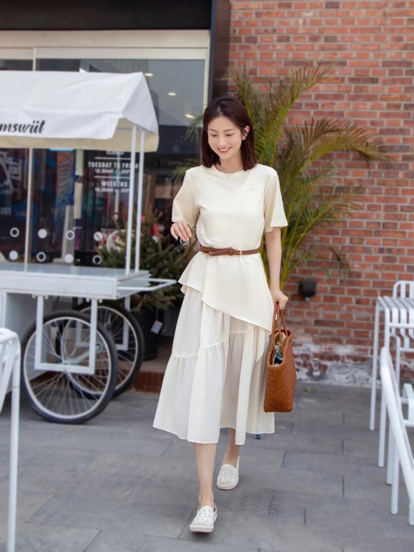 黄皮肤女孩该怎么穿搭显白,被一个女孩的颜值惊艳到了