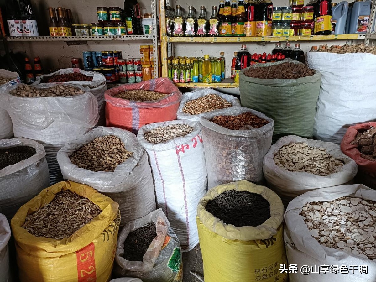 四川女子独自一人做小吃，透露成本8元，一份卖15，月收益3万