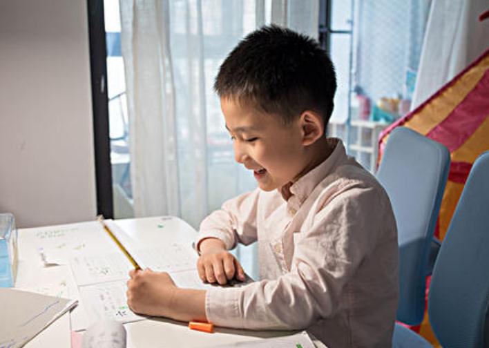 “形似笔，实则刀”，既毒教材曝光之后，毒文具也成为学习隐患