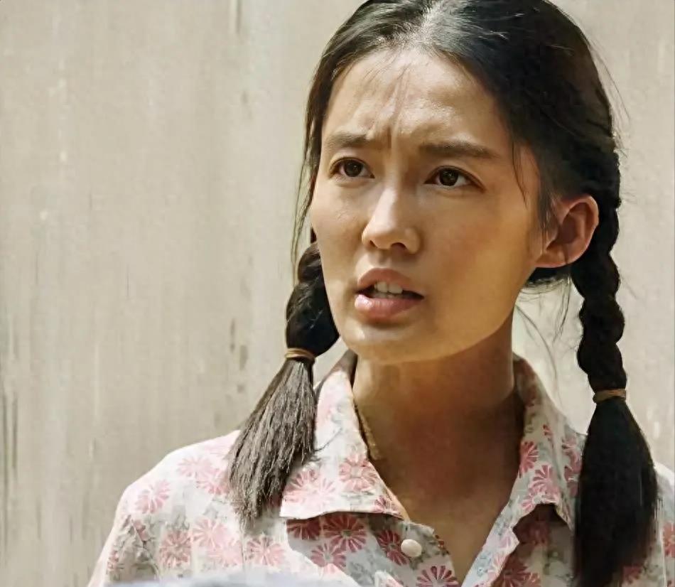 干瘪黑瘦，一口假牙，这就能演“村花”？观众表示越看越觉得假