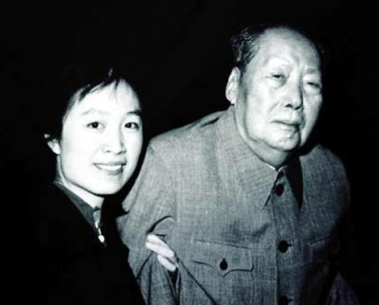 伟人与香烟：毛*东泽**吸百家烟，*小平邓**吸烟被递条，为戒烟吃花生