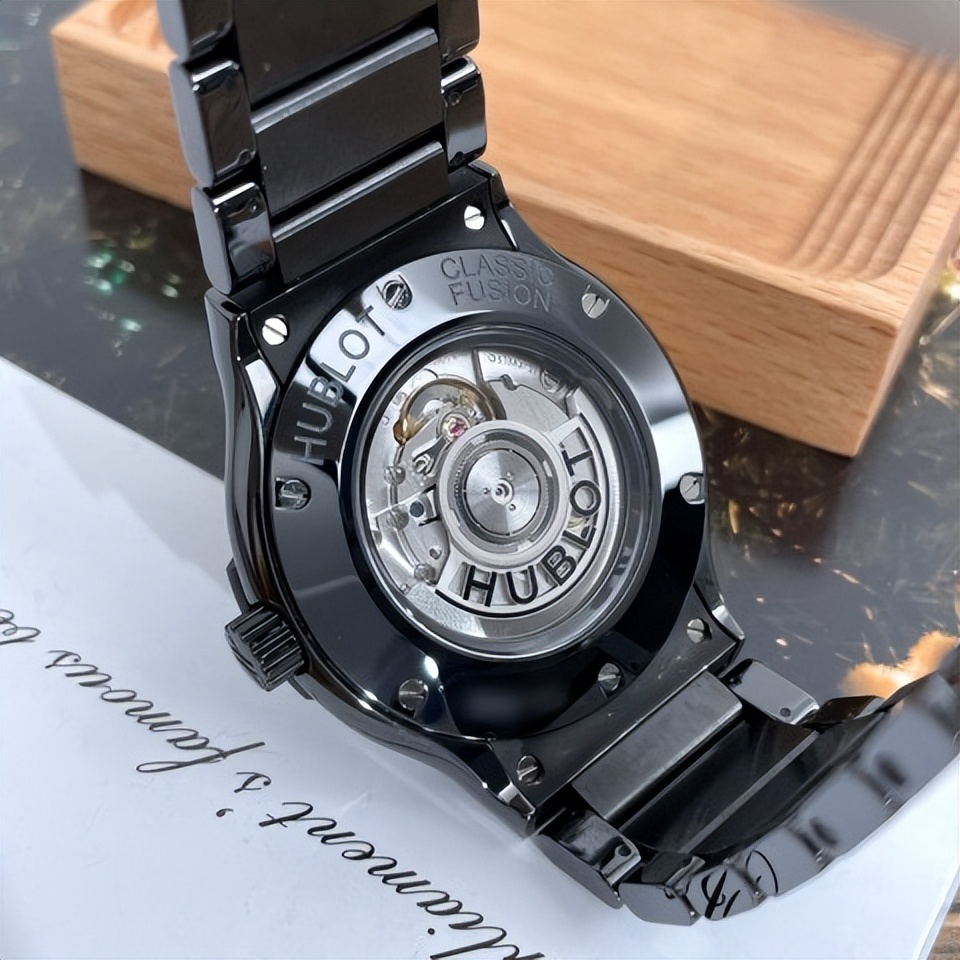 宇舶手表橡胶表带怎样更换 (宇舶手表表带怎么扣)