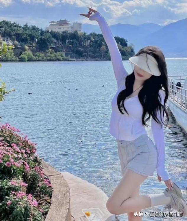 蓝色防晒衫搭配蓝色牛仔短裙,牛仔半身短裙蓝色防晒衫