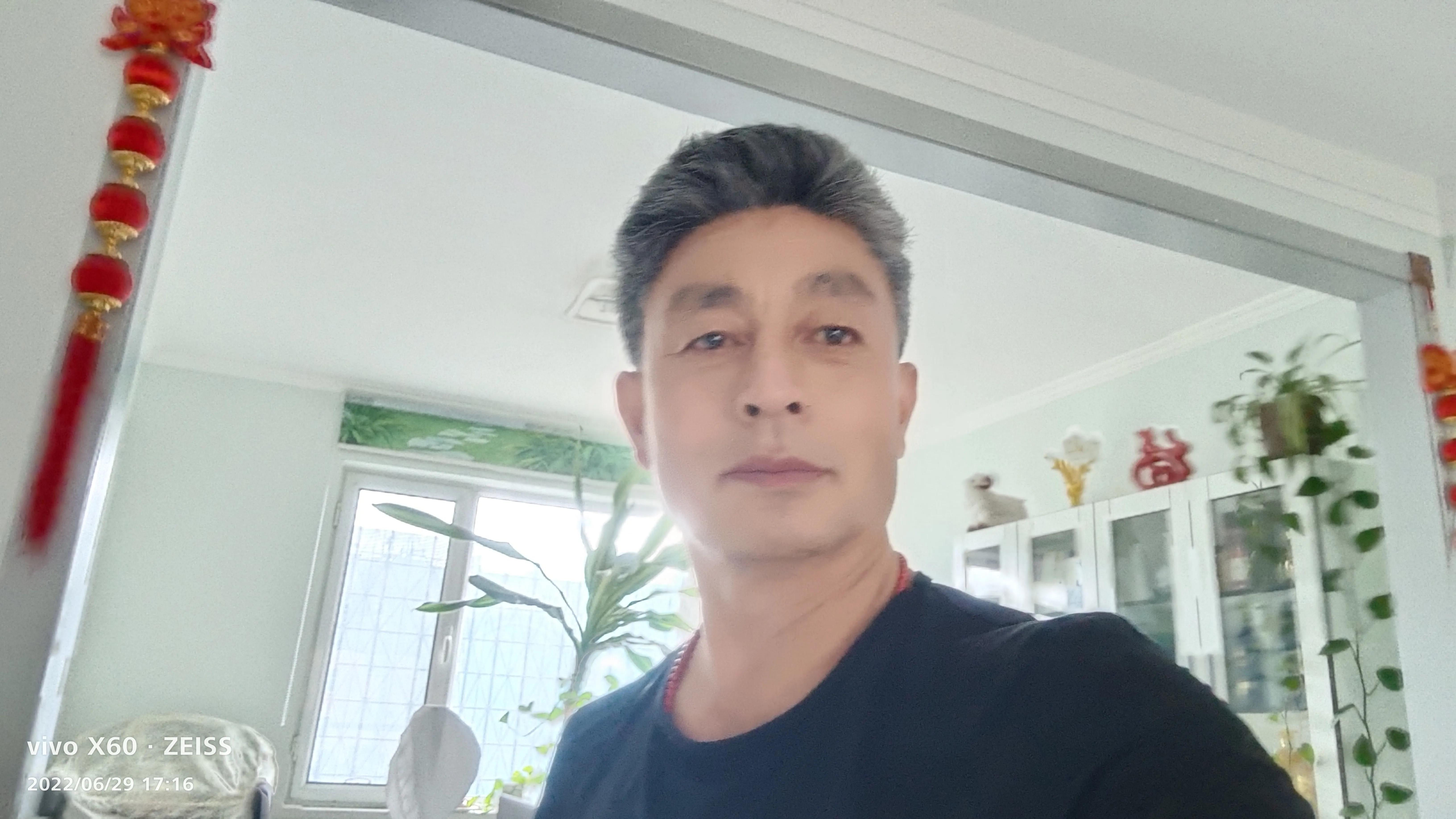 她把手迅速的插进我的裤兜，我当时有点蒙了