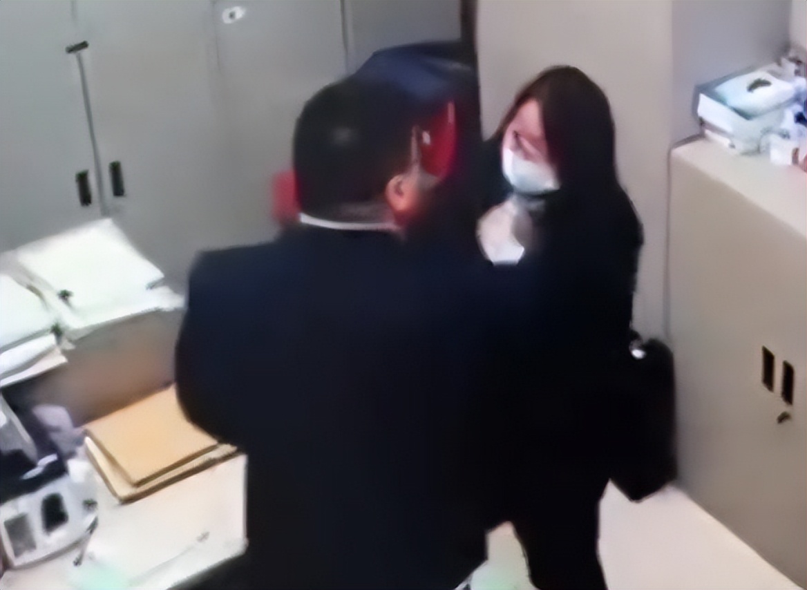 警方回应男子深夜殴打女子10分钟,一男子殴打女友