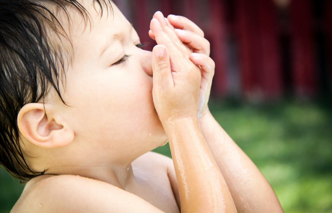 给宝宝水洗屁屁的正确方法,给宝宝洗屁屁姿势不正确会怎样