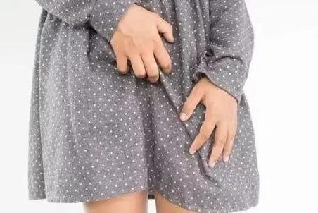 母女俩下腹瘙痒，医生用镊子夹出阴虱！原来阴虱有这4个传播途径