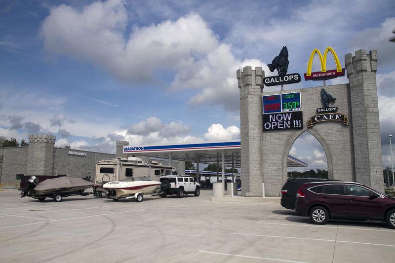 麦当劳里面的制服,麦当劳制服一样吗