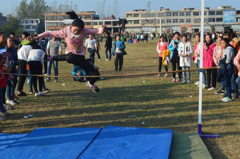 草根时代82：运动会不期而遇梅香，小学同桌缘分继续，又同入高中