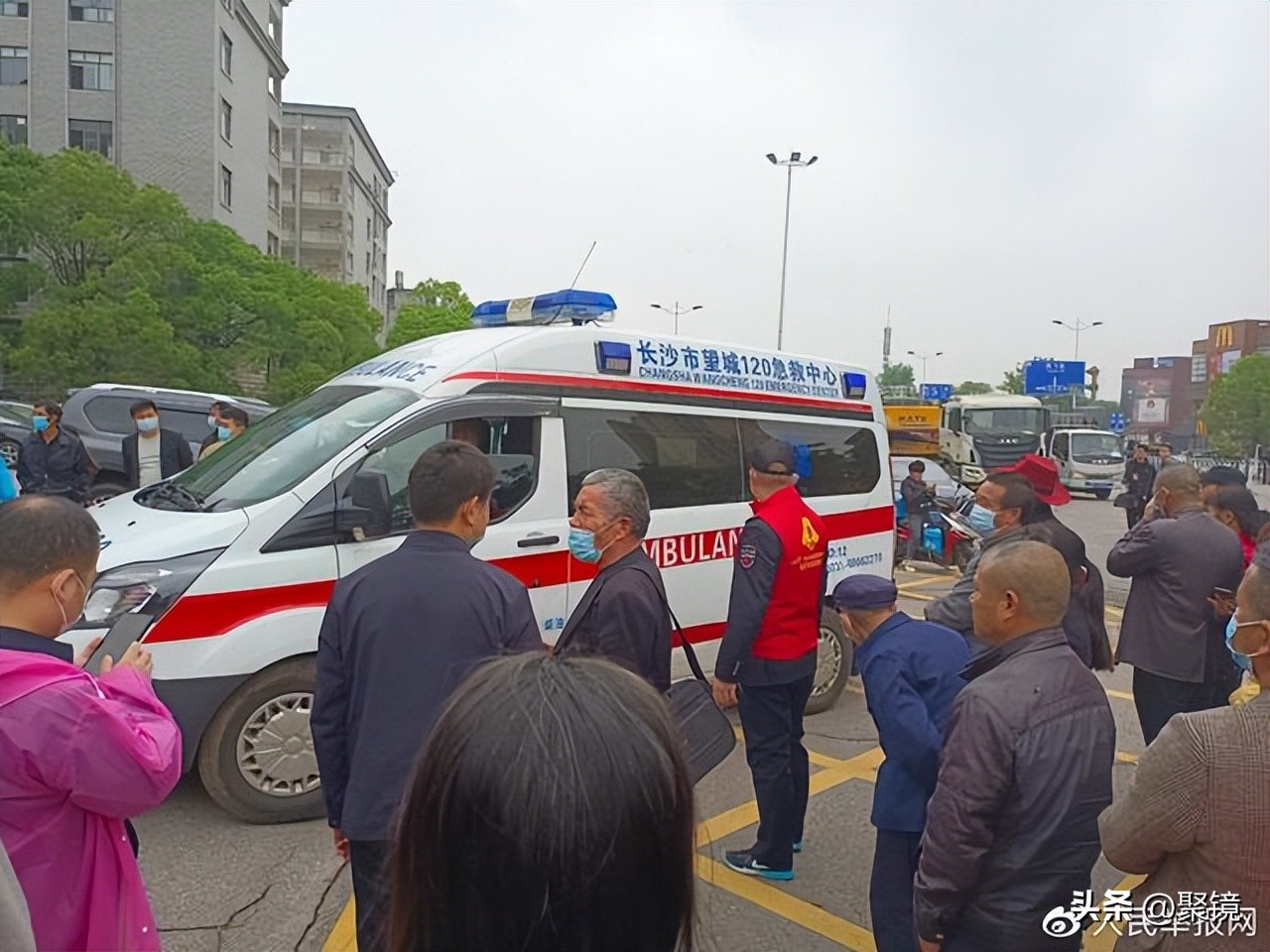 把信仰读本《雷锋》送给每一位中华儿女