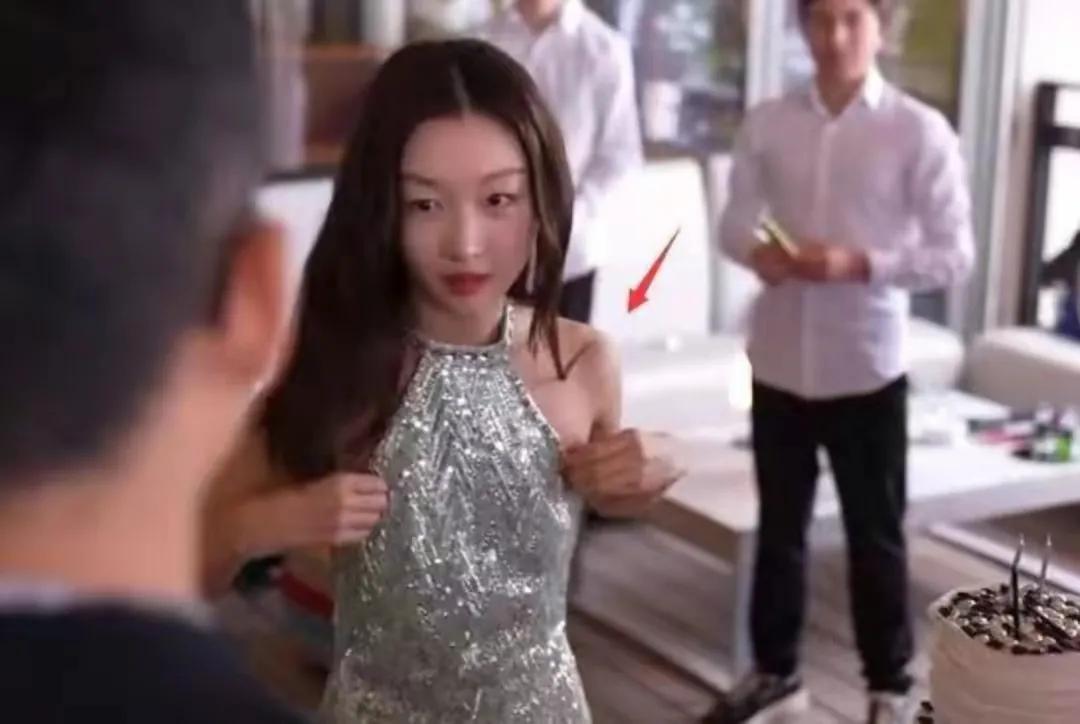 周冬雨面相分析,周冬雨早期后期面相