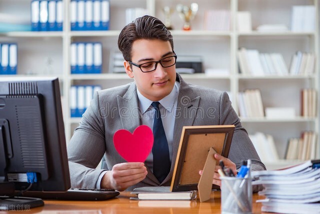 感觉爱上老板了怎么办,爱上自己的老板正常吗