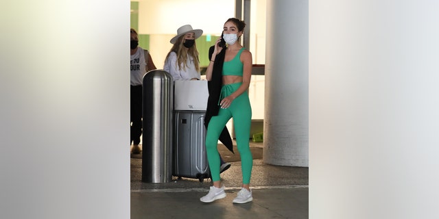 奥利维亚·卡尔波穿着一套类似的“有伤风化”服装达美航空的航班